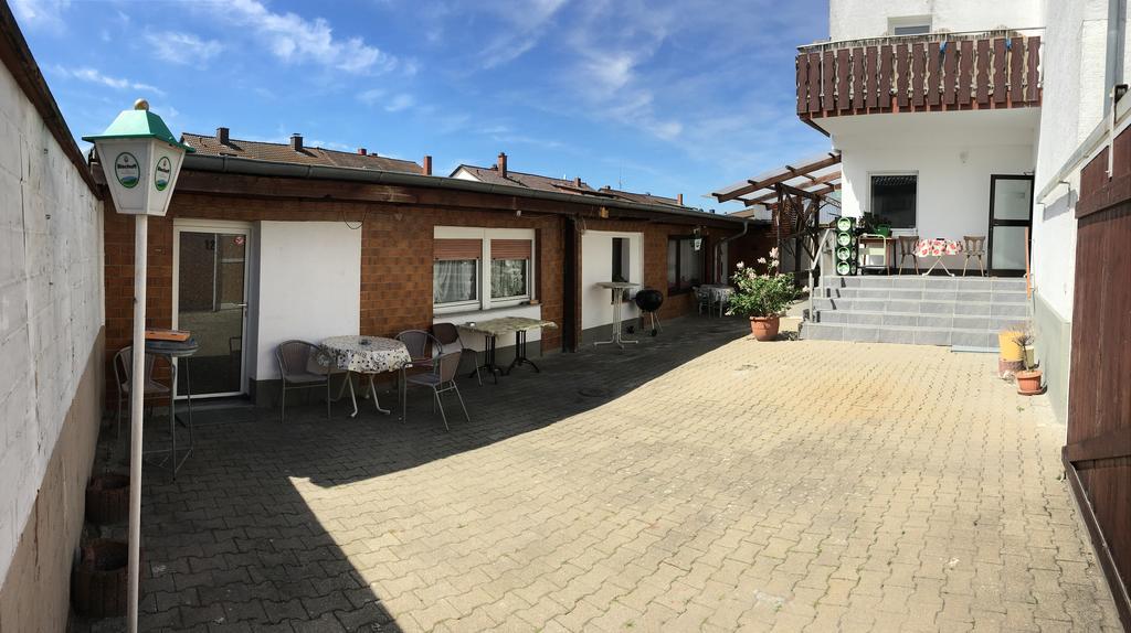 Gasthof Und Pension Mainzer Rad Schwetzingen Luaran gambar